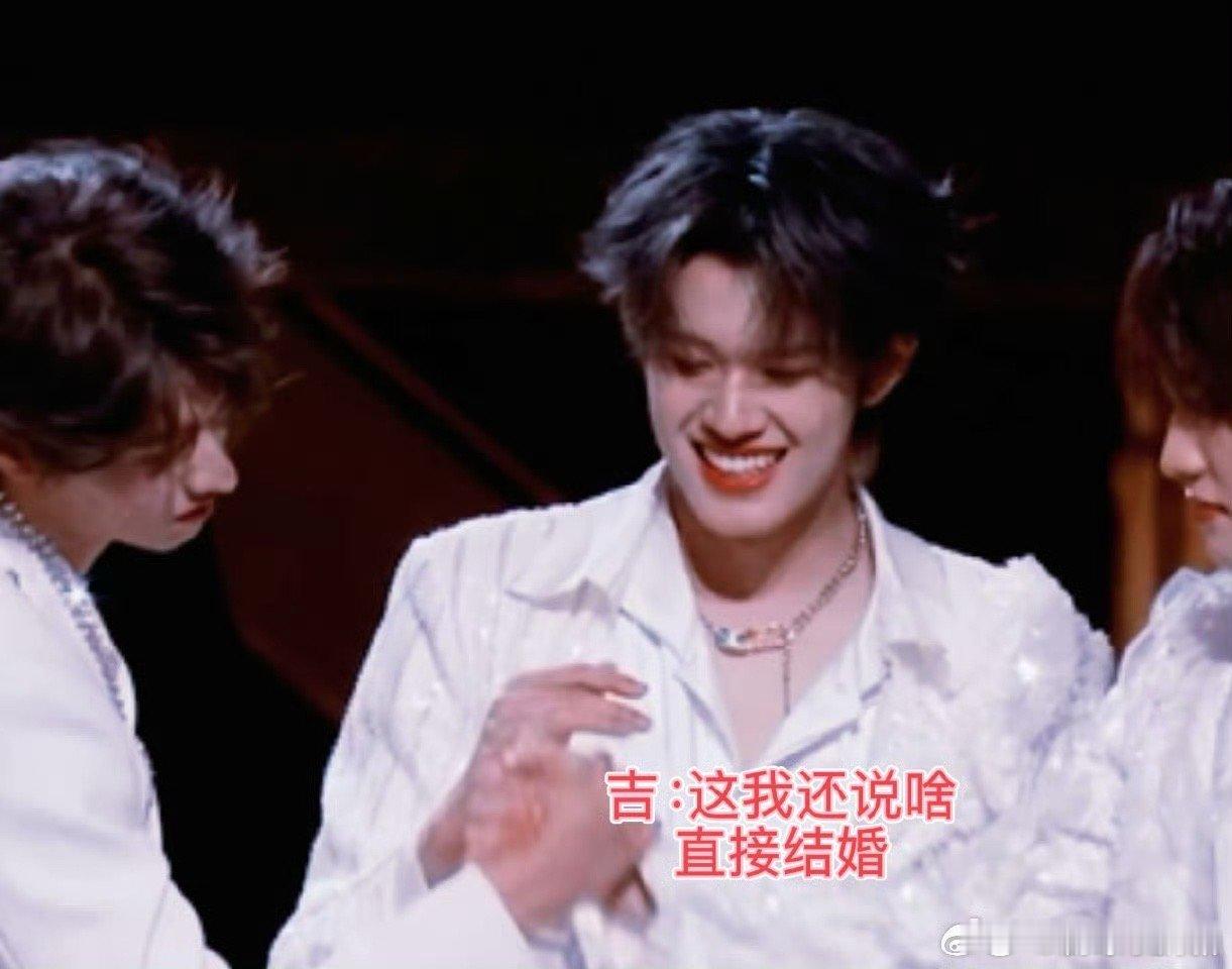 朱志鑫慌乱之中握紧了苏新皓的手 披哥收官甜度超标！五人互拍手环节，结束后朱志鑫特