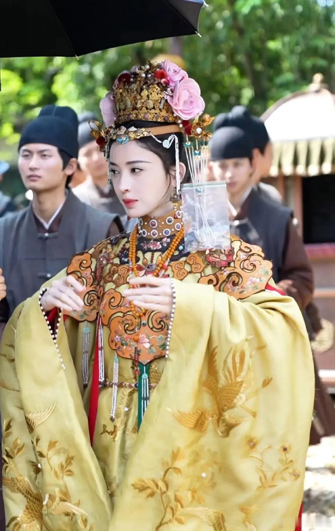 是我审美有问题吗，为什么都在夸娜扎这个女帝造型好看。首先娜扎的脸是好看的，至于造