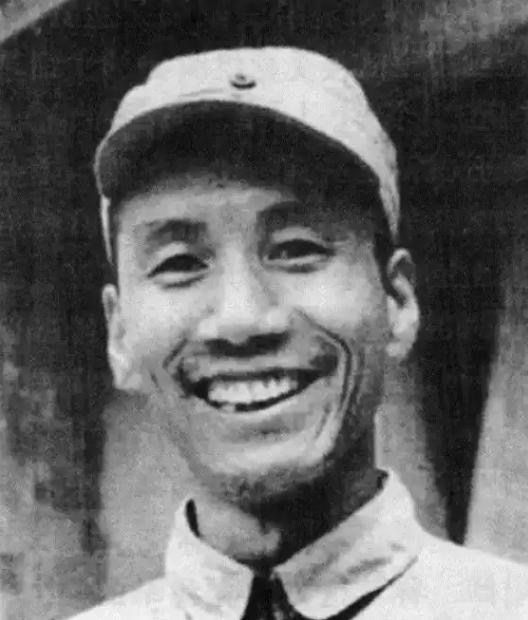 1941年，国军团长陈锐霆投奔新四军后，被人连捅3刀。重伤后，他想挣扎着爬起来，