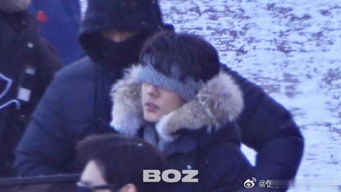 肖战最新蒙眼路透肖战蒙眼神图 肖战蒙眼路透太有氛围感！围巾遮眼，恐雪症设定好戳人