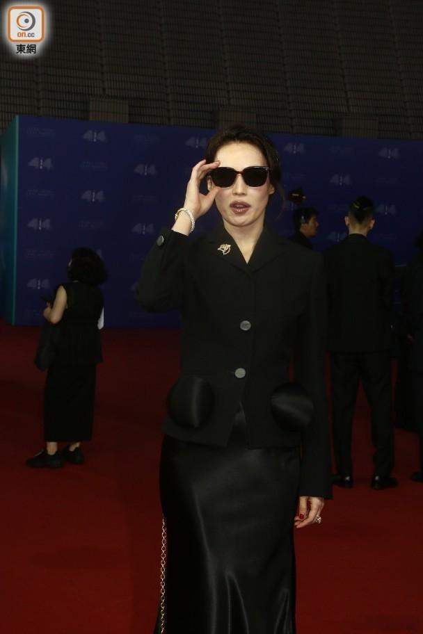 金像獎︱舒淇角逐導演獎 紅地氈V風騷現身.舒淇憑首次執導嘅電影，分別角逐「新進導