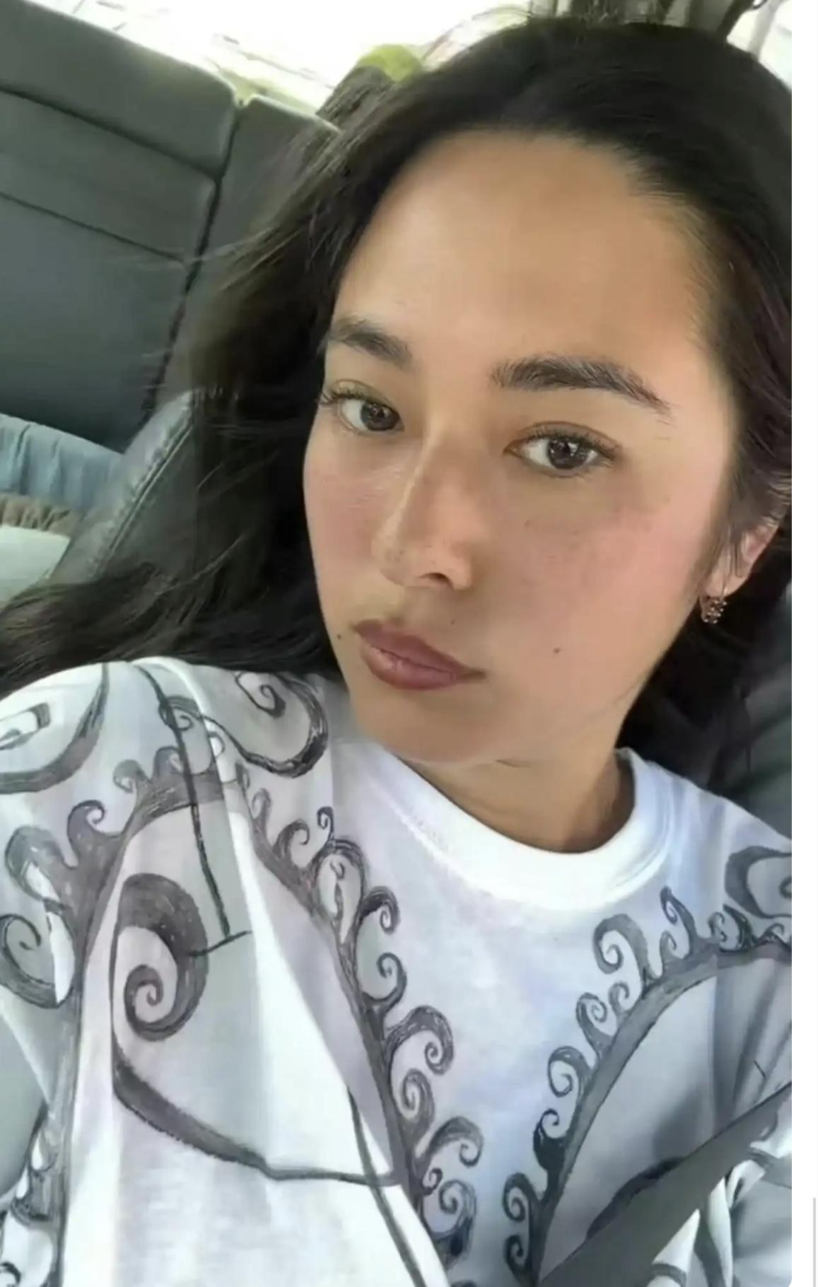 姜文的女儿姜一郎确实如姜文所说长得很漂亮，五官美的无可挑剔，可怎么看上去总觉得有