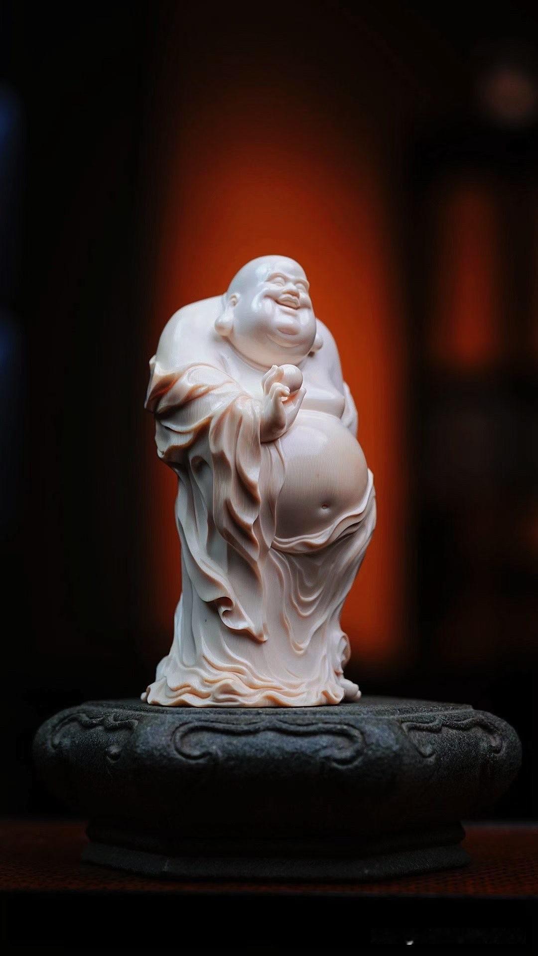 一张笑脸，几道衣纹，就能看出雕刻的功夫。

这尊猛犸弥勒，面容圆润，笑眼舒展，手