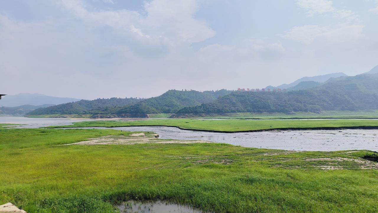 下联：远山近水夏日炎。

（题图来自网络）