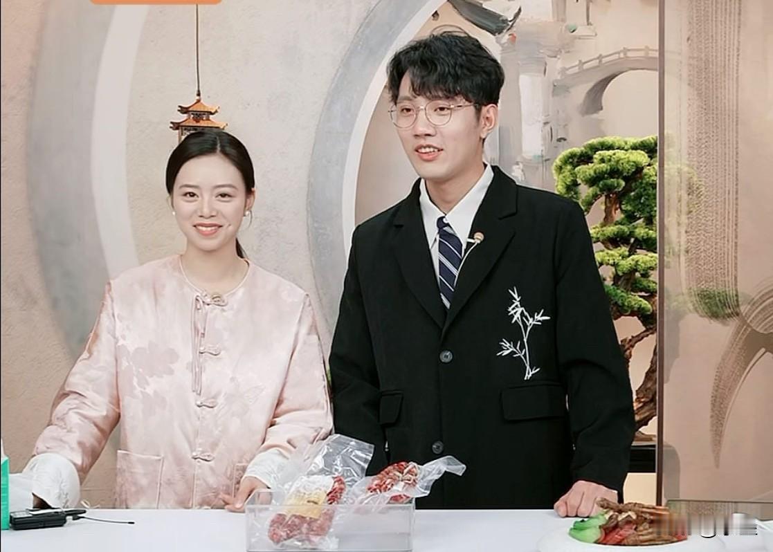 这次安徽行留下小贝和鹏鹏守家
他们虽然不去但还是很重视的
穿的很正式，小贝还特别