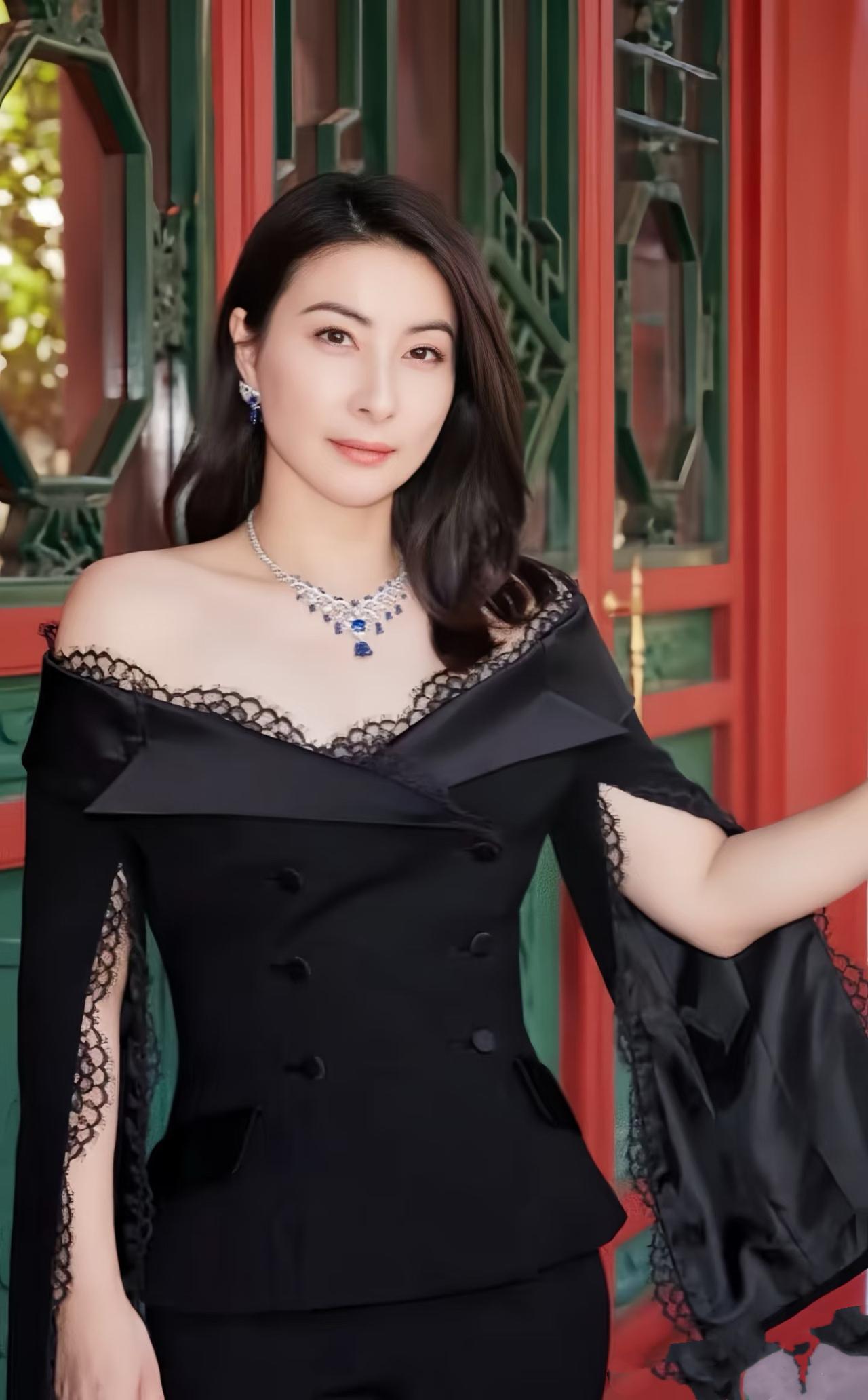 郭晶晶作为大嫂，居然缺席了霍启仁的婚礼，
不是她不待见这个妯娌，也不是两个人有什