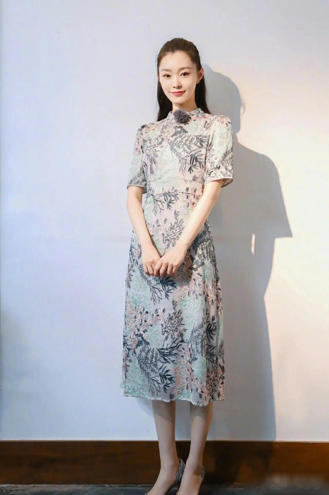 宋轶身高165cm，体重88斤。一天宋轶在大囗大囗地吃肉，经纪人却大喊:“别吃了