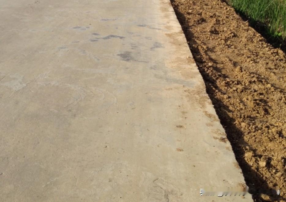 农村公路最大的问题是老百姓侵占路肩，不少农村公路的宽度仅有四米，加上每侧半米的路