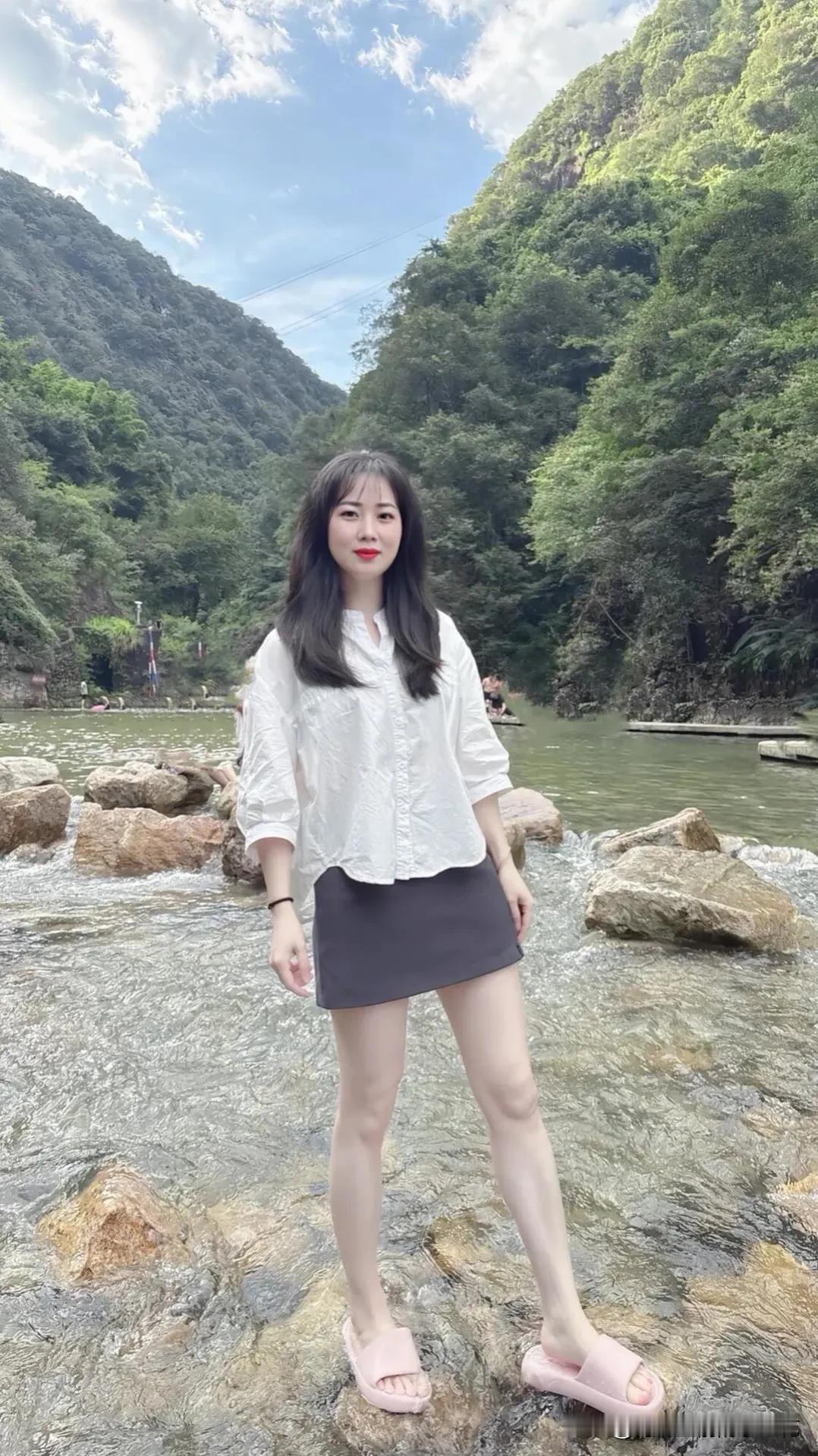 夏天不玩水，快乐少一半！
跳进清凉里，烦恼全冲散，
水花溅起的不只是凉爽，
更是