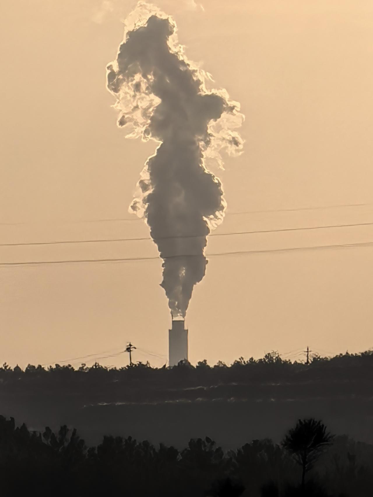 有没有似曾相识的感觉？
大漠孤烟直，长河落日圆！