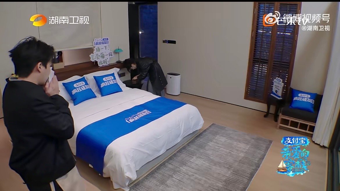 沈月这完全是天崩开局亲爱的客栈 天崩开局又如何！沈月踩高跟鞋忙前忙后，队友各有伤