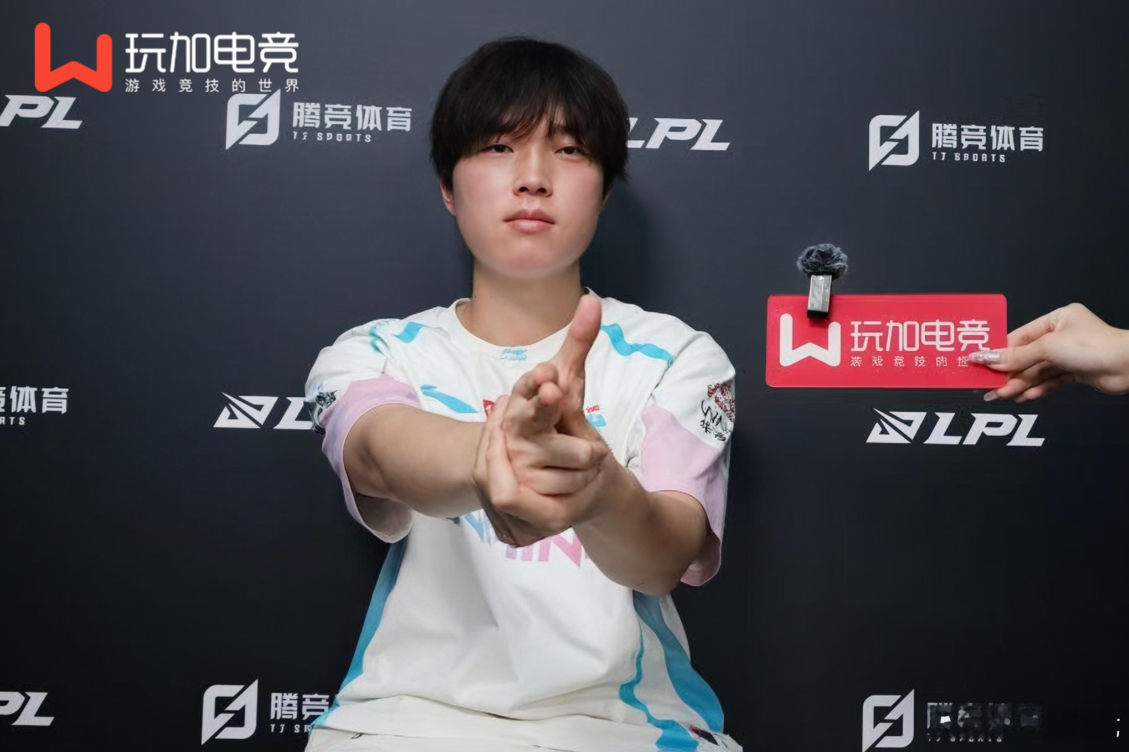 玩加专访 预告放一张Bin哥模仿Viper经典手势照片~bin说viper最成熟