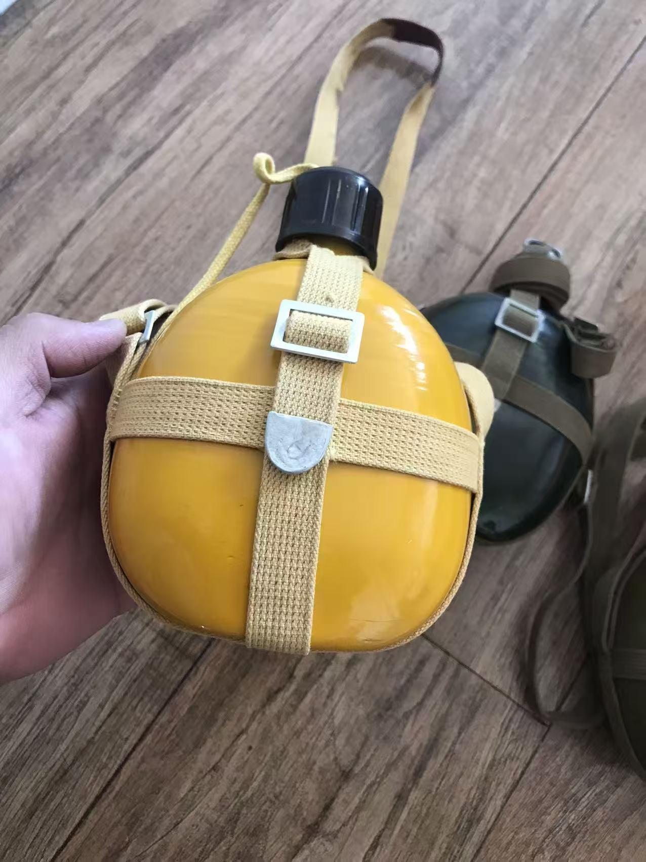 哪位老师知道这种65式军用水壶，黄色的是配发给什么单位的？