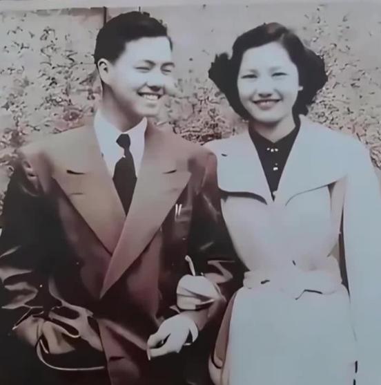 1949年11月，秦惠䇹告诉李政道一个坏消息，她说：“我父母来信了，他们不同意我
