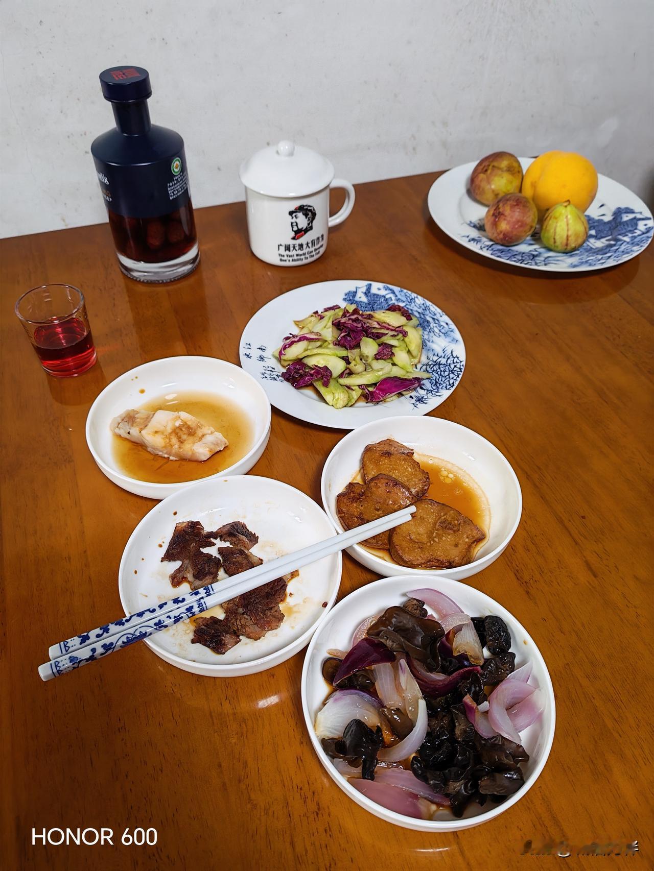 73岁单身老男人老年痴呆了，一个人的午饭弄了五个盘子，这吃不了都要倒了，不是浪费