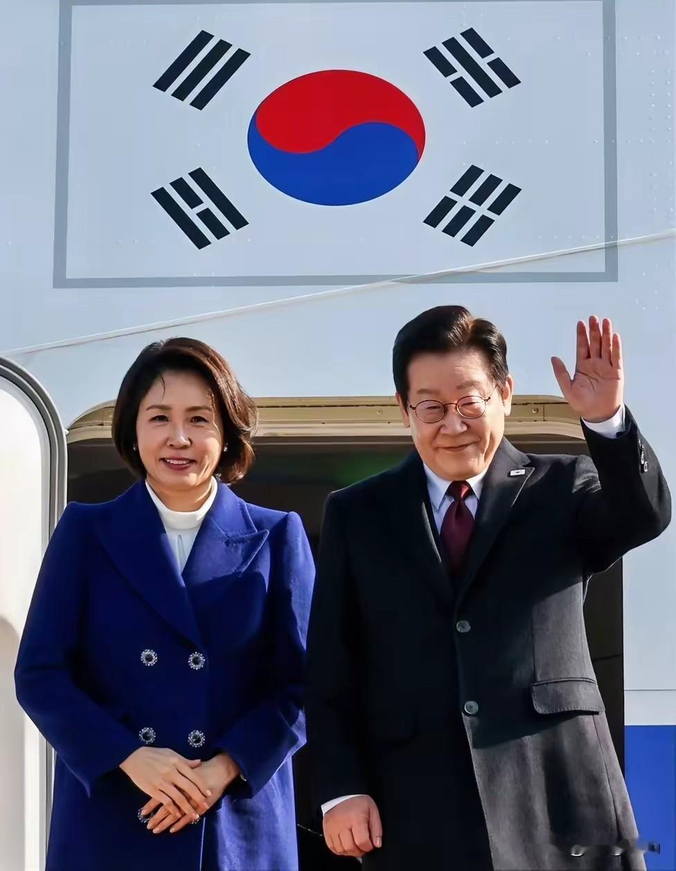 韩国总统李在明携夫人访华
韩媒：重视对华关系
韩国总统李在明携夫人金惠景乘专机启