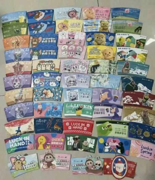 你还真别说，我也收藏了好些个这东西，绝大多数都是瑞幸咖啡的纸托，防止烫手的那玩意