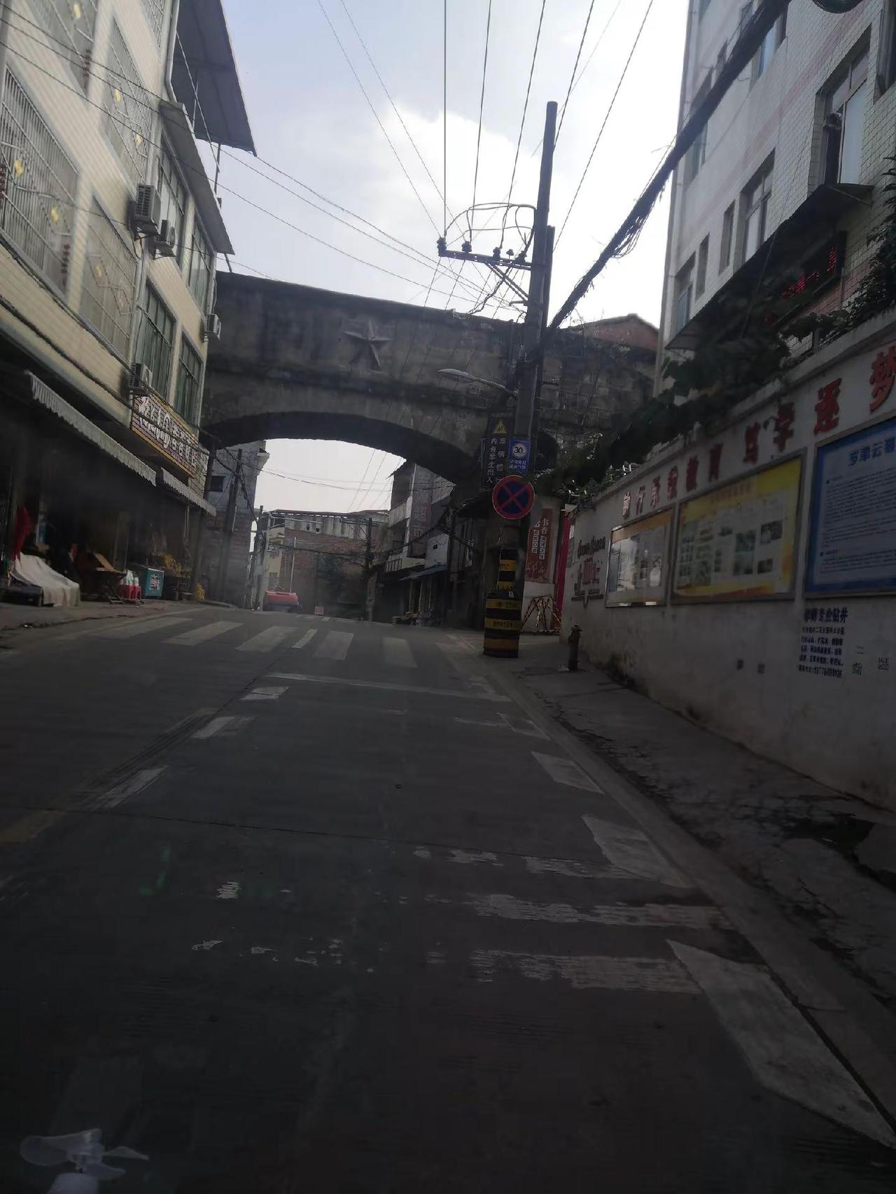 古老的传说，古老的乡镇，神话般的色彩，诉说着一代又一代人的故事，人民渠渡槽的传说