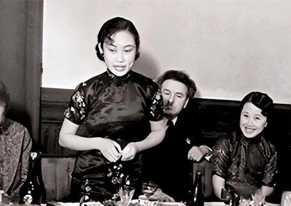 她是戴笠孙女，被批斗劳改受尽凌辱，四十年后收到台湾来信，才懂母亲当年为何只带走三