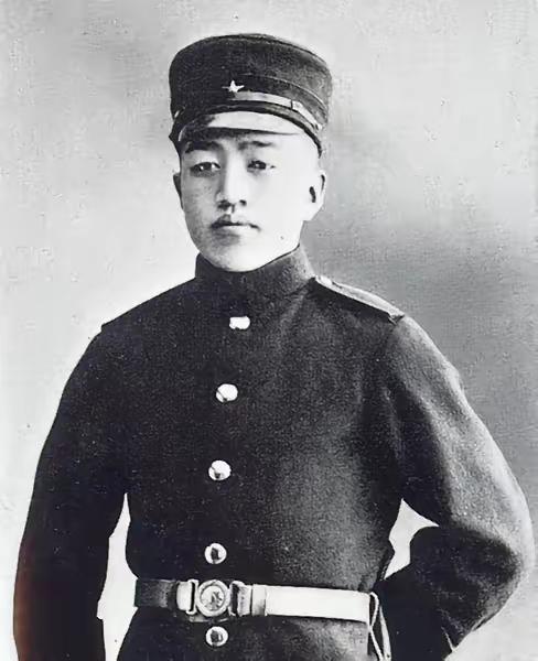 1941年，哈尔滨特务机关长土肥原贤二把女翻译宋婉清叫进办公室，门一关反锁，递给