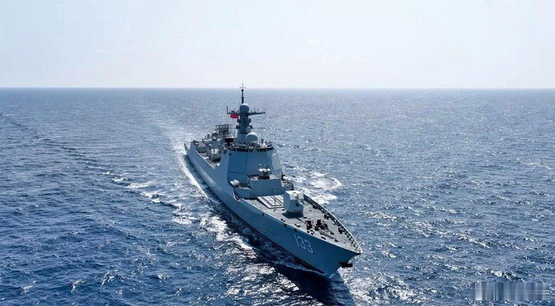 解放军过航横当水道  4月19日，东部战区133号舰艇编队驶过横当水道，前往西太