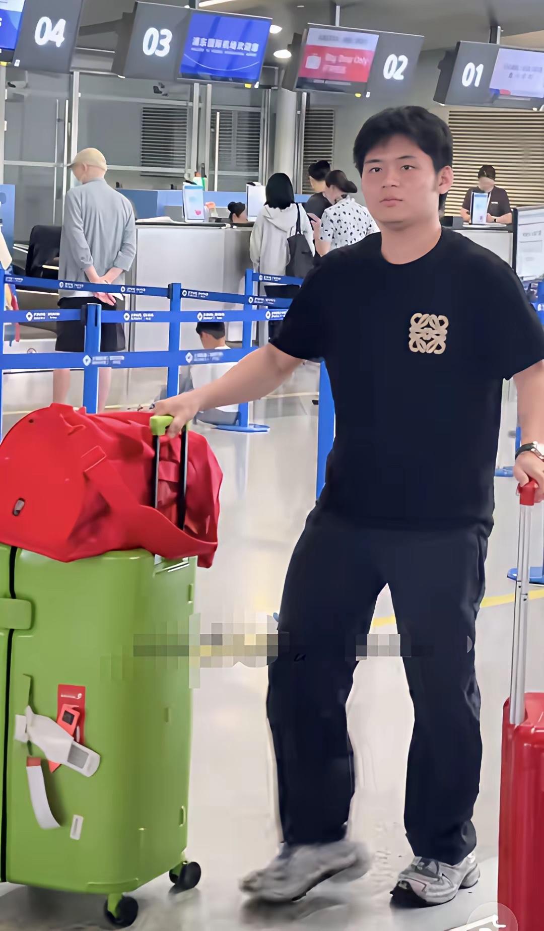 国乒大部队结束上海封闭训练返回北京了！人群里第一眼就瞥见了小石头，不是因为他身形