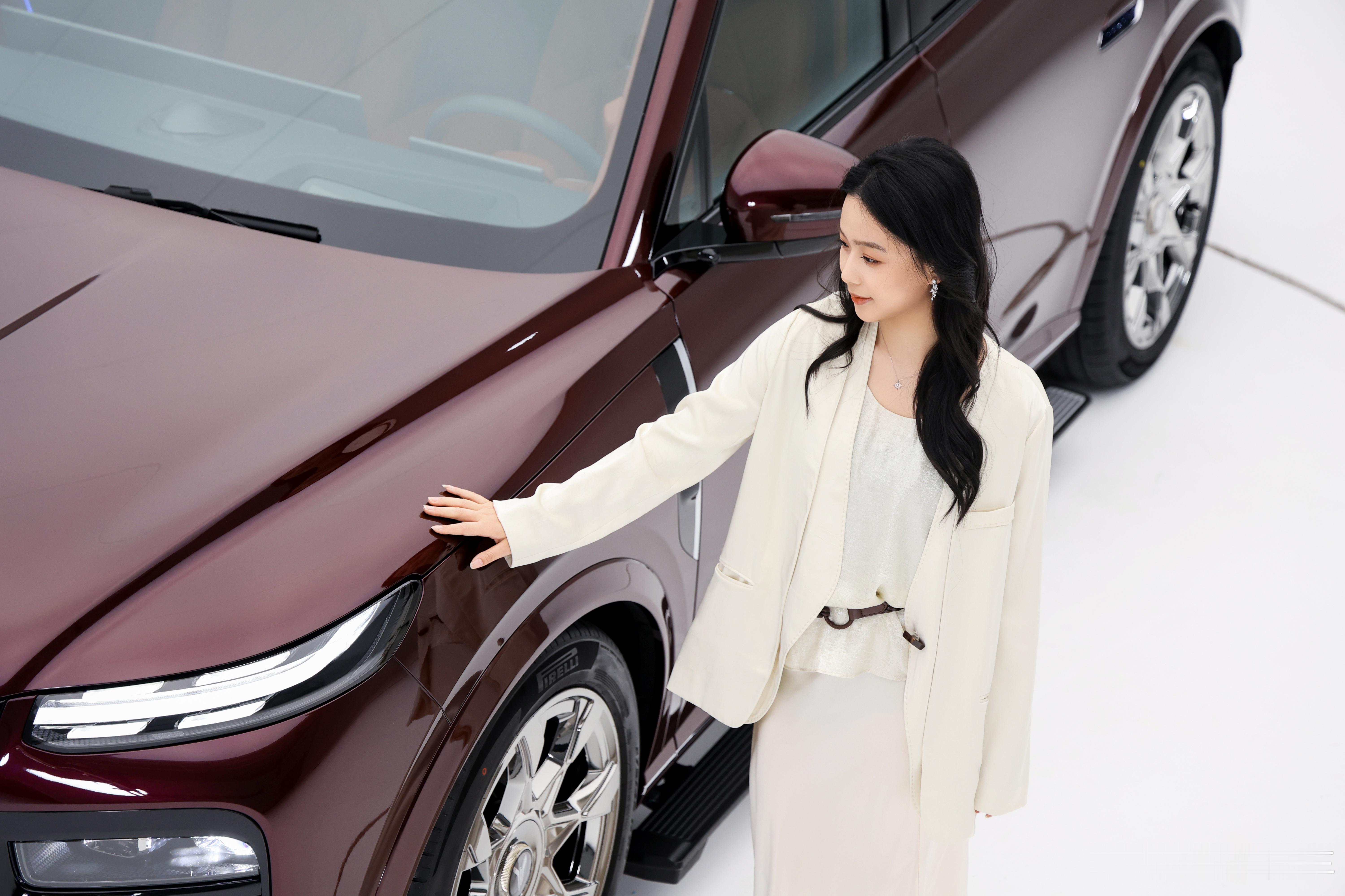 五米二的大五座SUV，岚图泰山X8即将登场。岚图泰山X8五座新王 一键成床