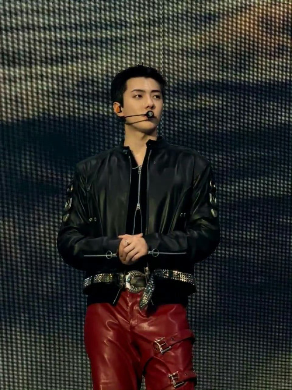 吴世勋颜值回春了哇。。吴世勋西装金丝眼镜