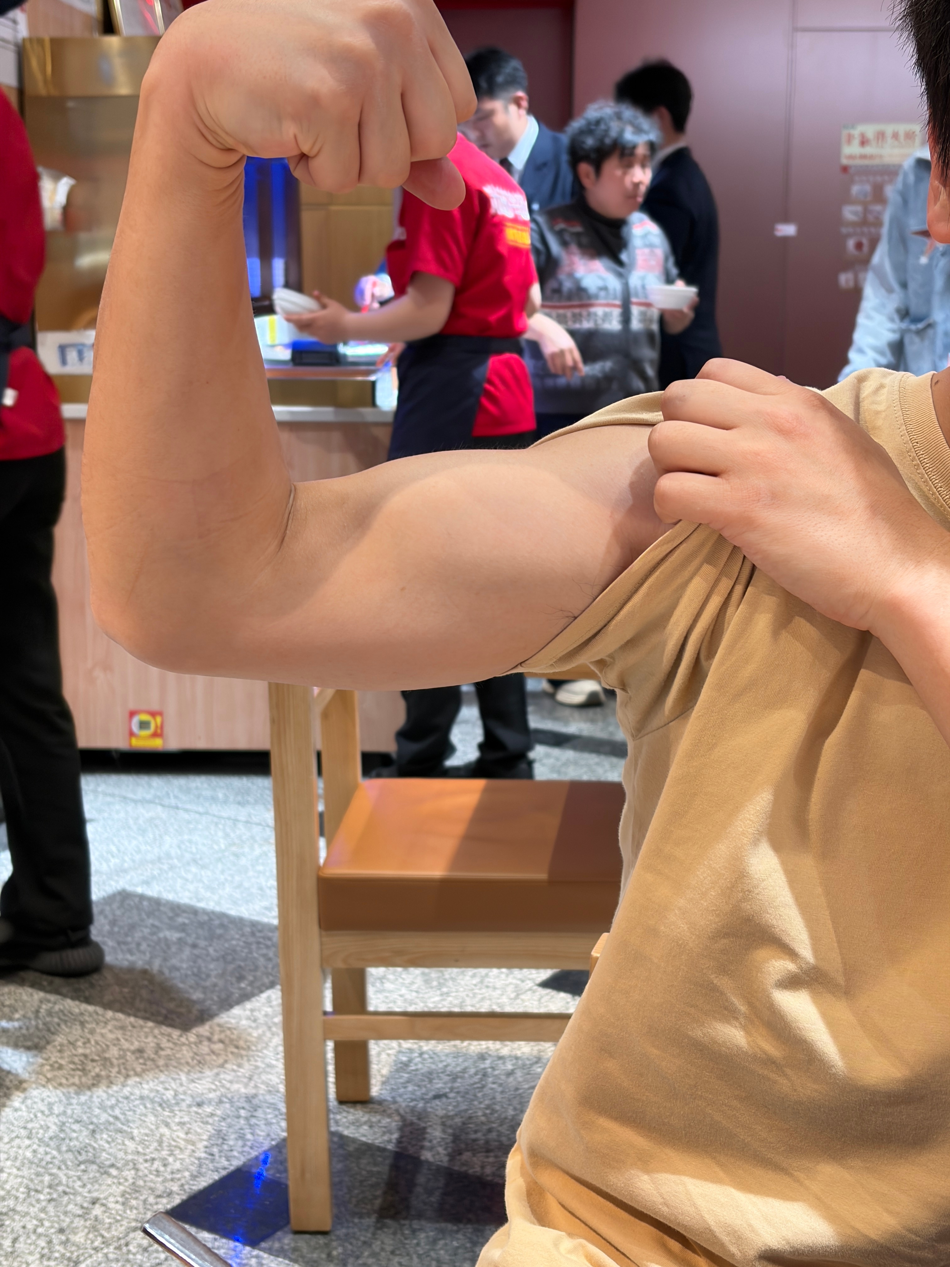 兔崽子对他爸爸太好了飞机上全程不睡觉…拿着我的手机咔咔自拍落地后立刻入睡…我只能