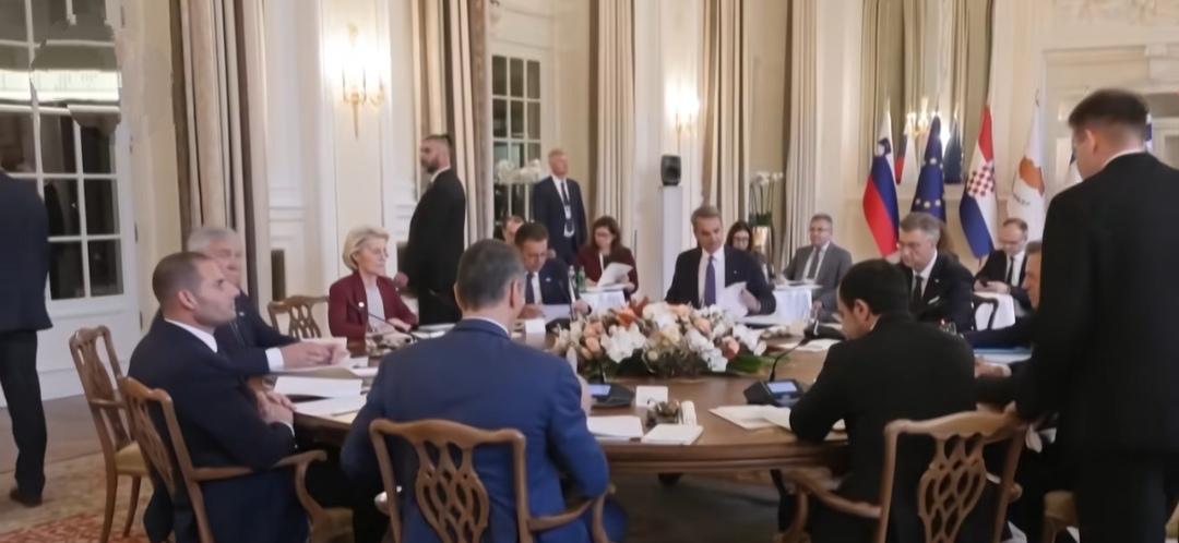 在欧盟峰会上，法国总统马克龙曾提议欧盟用最严厉的措施，包括贸易“核选项