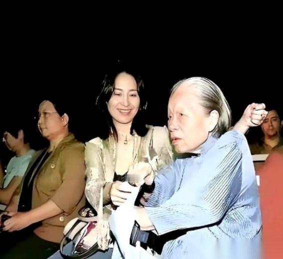 何超琼的保姆晶姐，干了48年，递了辞职信。何超琼没多说，直接把一套价值1.2亿的