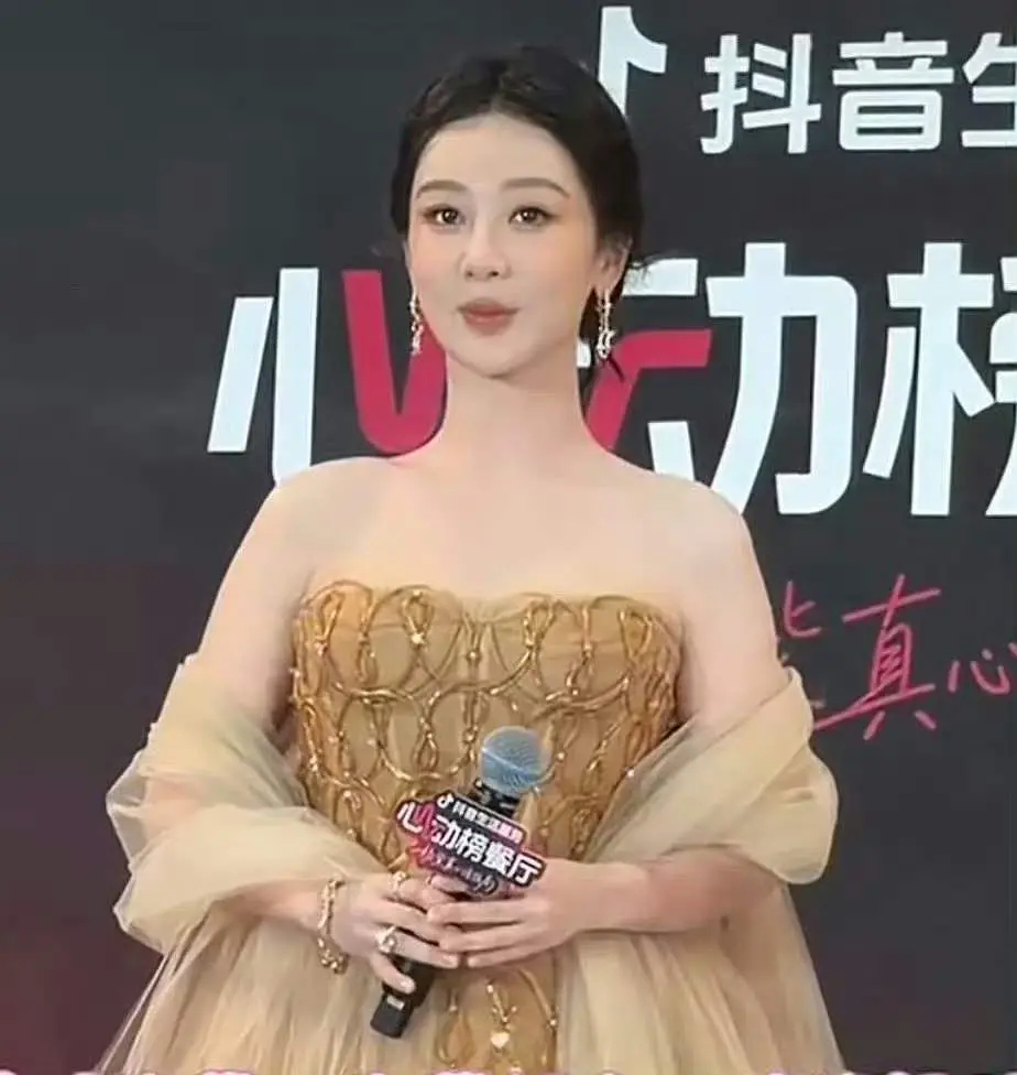 纯路人，说一句实话，我真的get不到杨紫的颜值我真的get不到杨紫的颜值，为什么