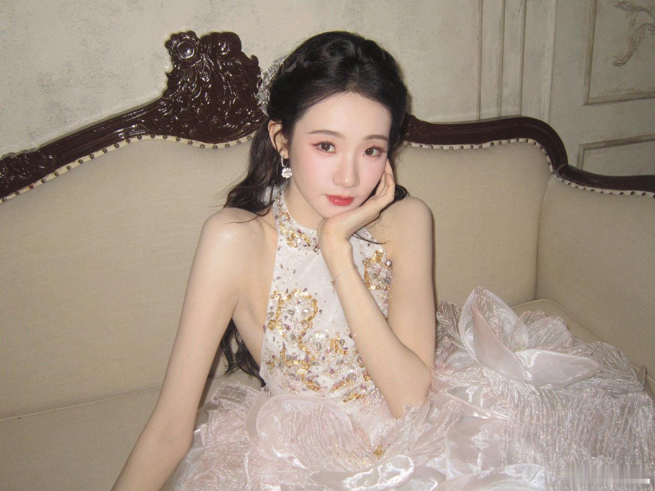 张艺凡问照片里有几朵花 悄悄告诉，照片里除了裙子上的碎花，还看到了两位娇俏可爱的