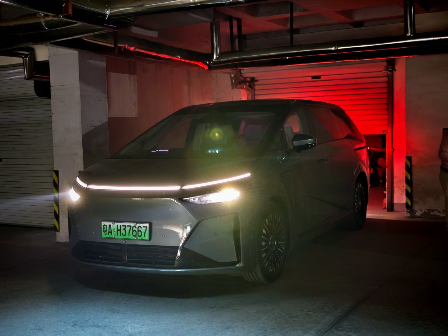 这个春节，一直在开增程版的小鹏X9。年前从深圳开车回家，节后拖车回去，我坐飞机。