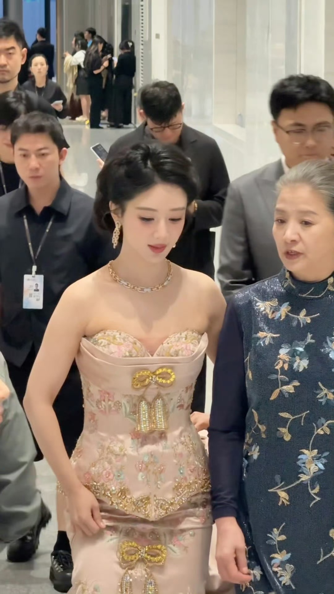 杨紫紫梅婷手牵手走红毯还有和迟蓬老师聊天了 