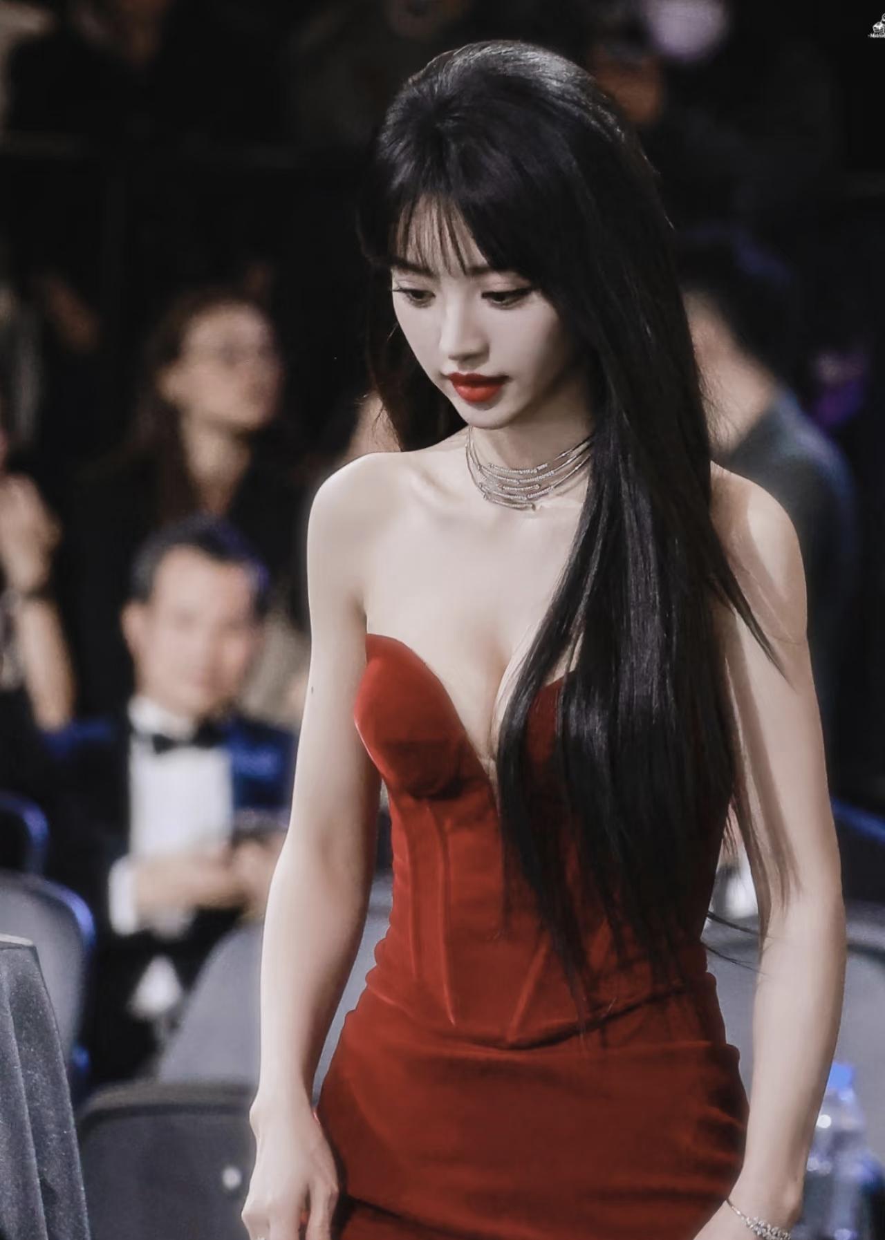 小小的个子大大的能量，田曦薇这身材是真实存在的吗？
97年的田曦薇最令人吃惊的不