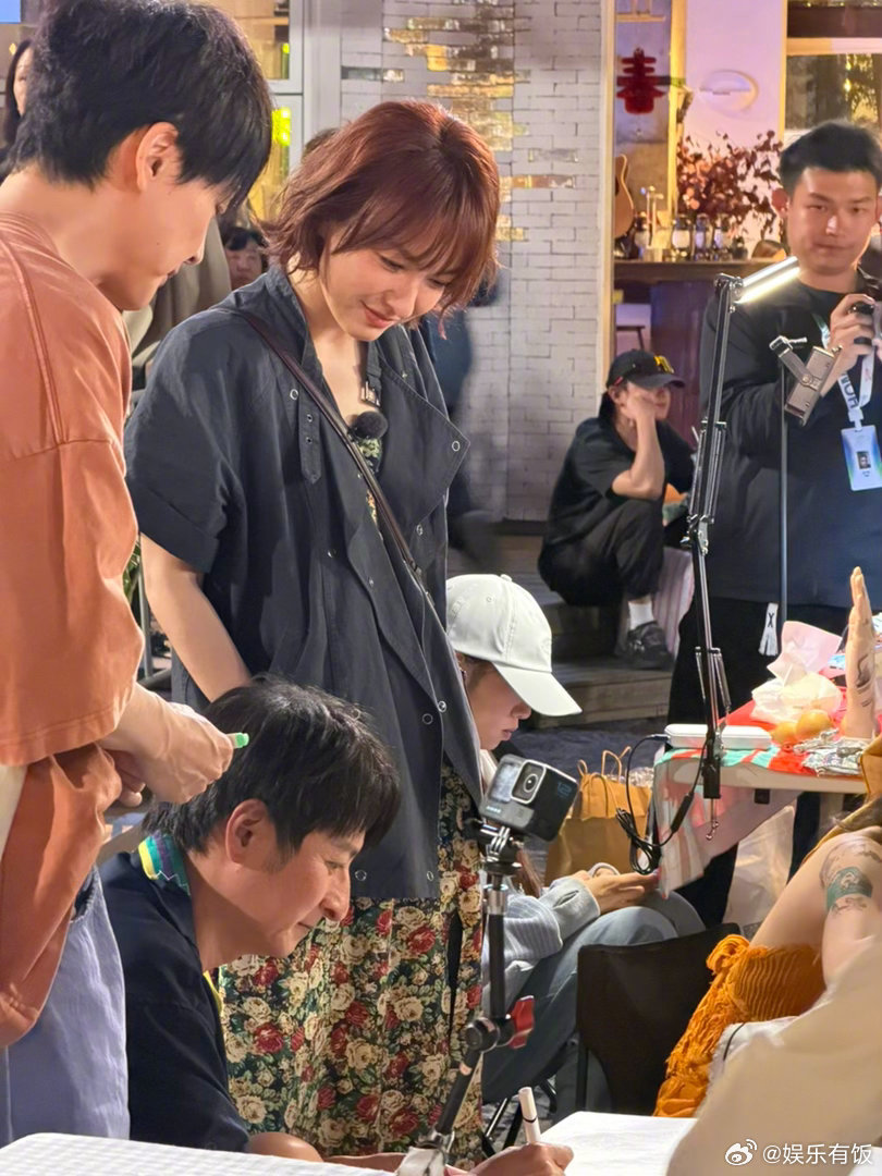 大理偶遇吴昕维嘉 有不少网友在大理偶遇吴昕和维嘉，两人坐在一起等着画画的时候更像