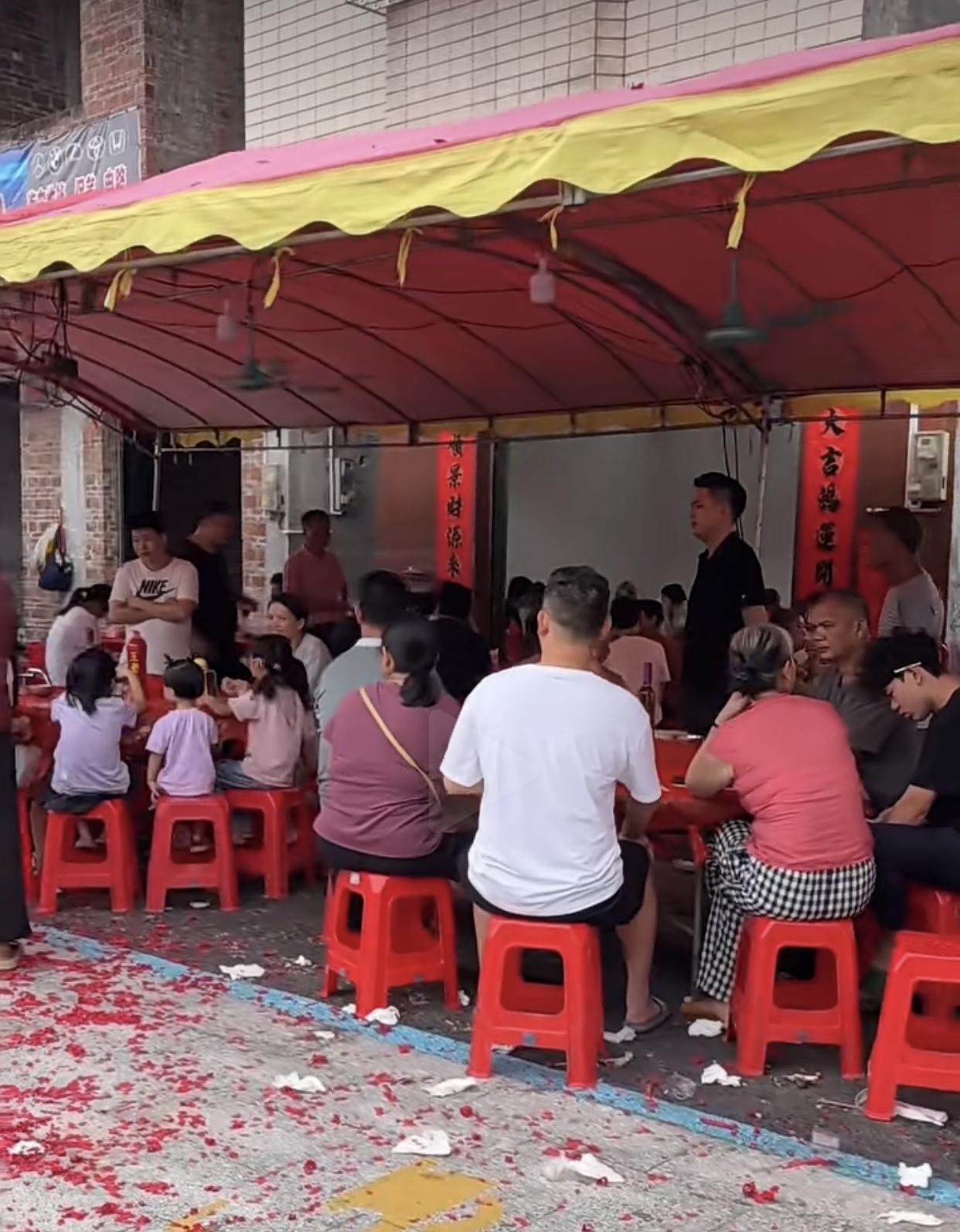 去过广西北海，那边有一个风俗，同一个村的人吃席必须要去，红包没上限，没一万也得五