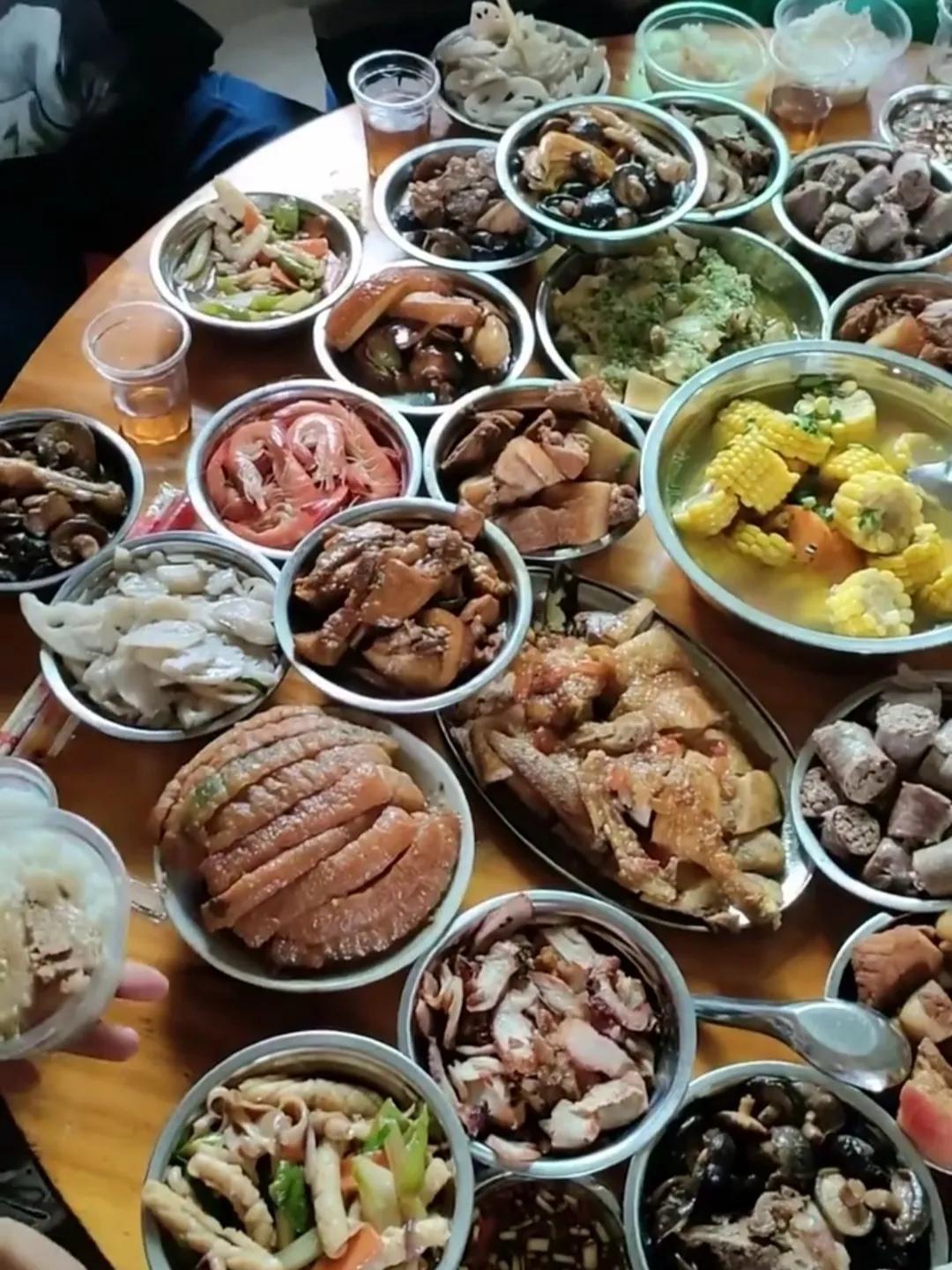 这么丰盛的酒席，我还是第一次见！简直是一道绚丽的风景线！那香气扑鼻的美食，诱人得