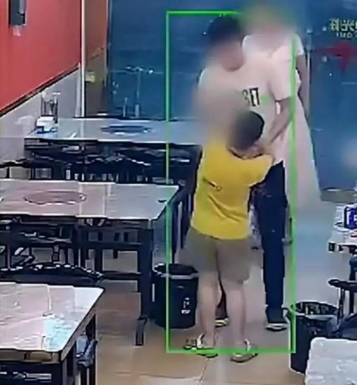 近期报道，浙江，一烤鱼店老板6岁的儿子和顾客玩闹时，期间用玩具积木指了指顾客，结