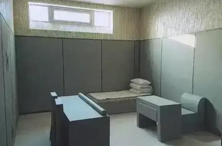 中纪委留置室被曝墙面刷成米黄，桌椅全圆角，连台灯都换成暖光。
我脑补了一下，像把