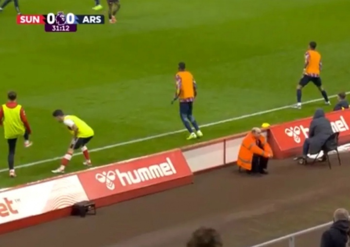 主场抢下1分！太阳报：应对枪手定位球战术，桑德兰把广告牌前移