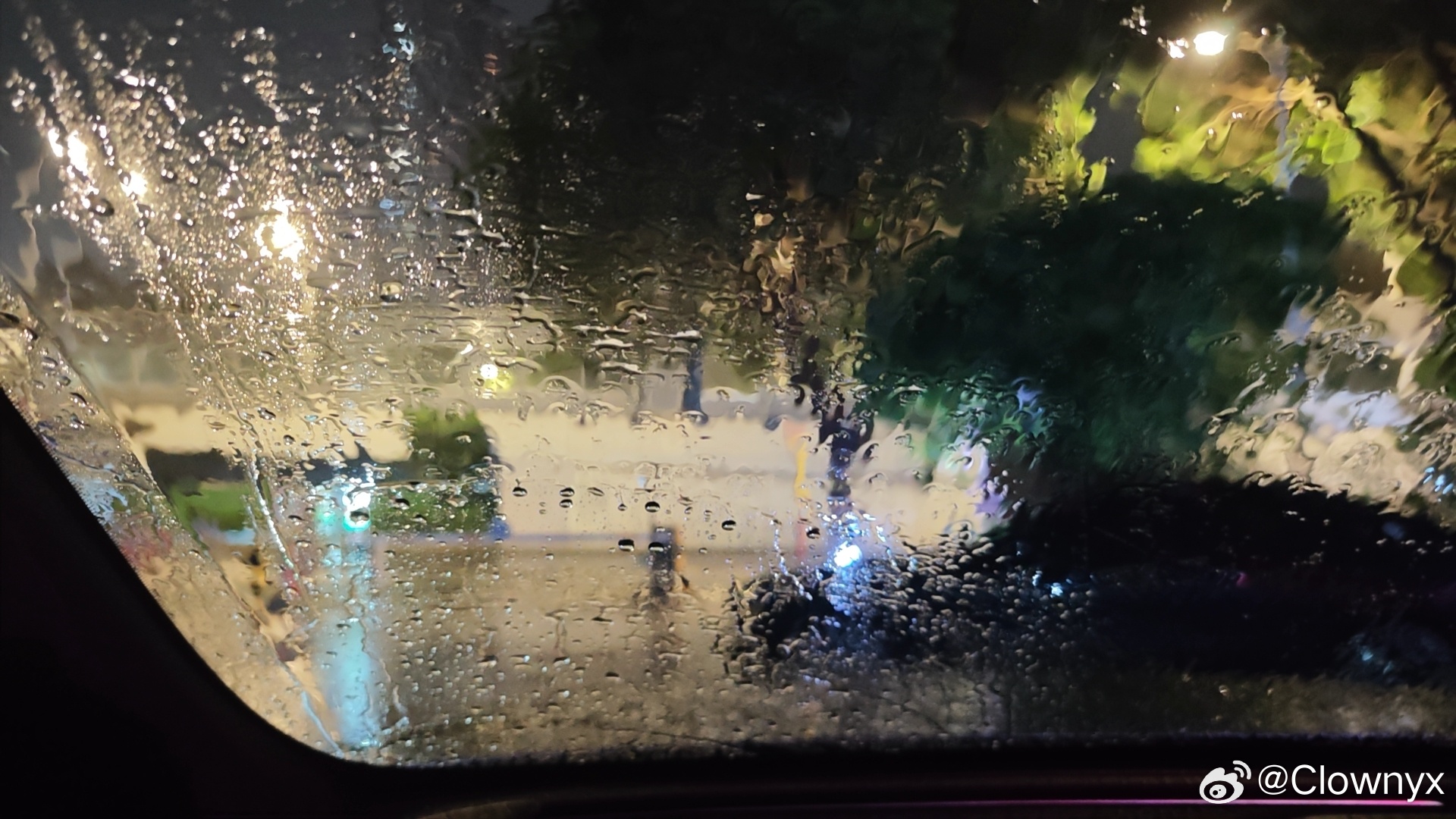深圳暴雨深圳真的是一天几趟暴雨，说来就来，不打招呼都橙色预警了，大家出行都要注意