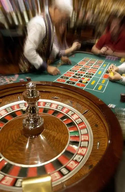 特朗普的赌局有胜算吗？
特朗普在第二任期越来越疯狂了，从大打关税战、退出国际组织