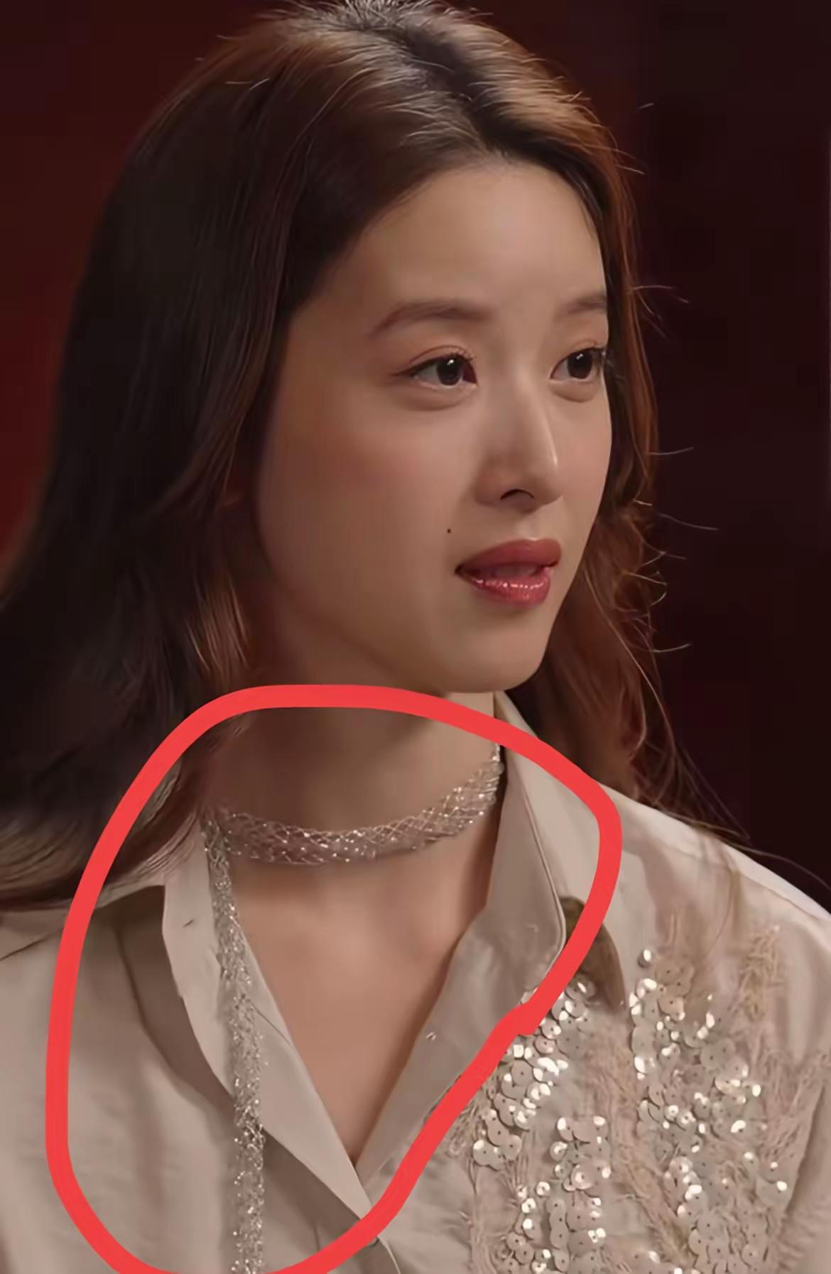 她脖子上戴的不是丝巾，也不是项链啊？

章泽天脖子上带的既有丝织品又有钻的饰品到