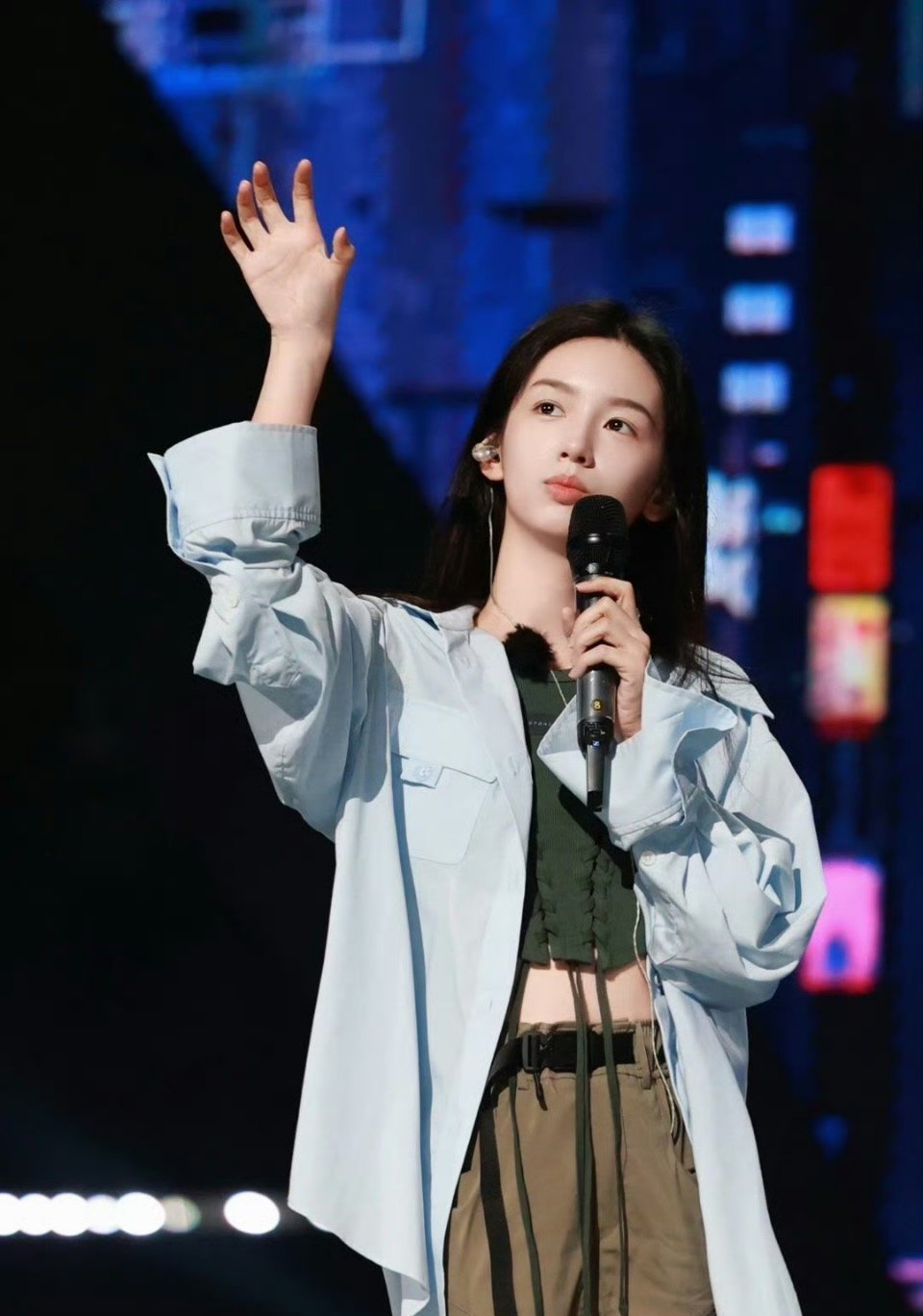 #周也半脱衬衫#周也今晚舞台造型，半脱衬衫太美啦！黑长直学姐登场，期待也子今晚的