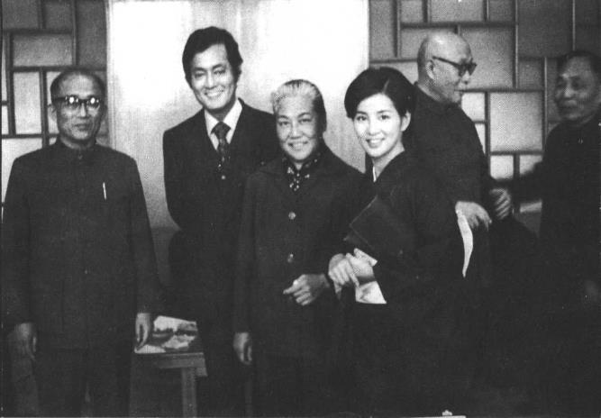 1977年，张瑞芳接待日本演员仲代達矢(左二)和吉永小百合(左四)。