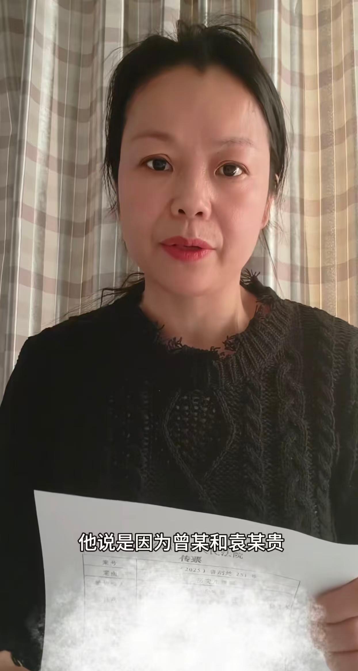 当年姜贾儒被曾小孩他们抢走后，姜爷爷觉得对不起儿子儿媳，对媳妇儿忏悔，姜妈妈看到