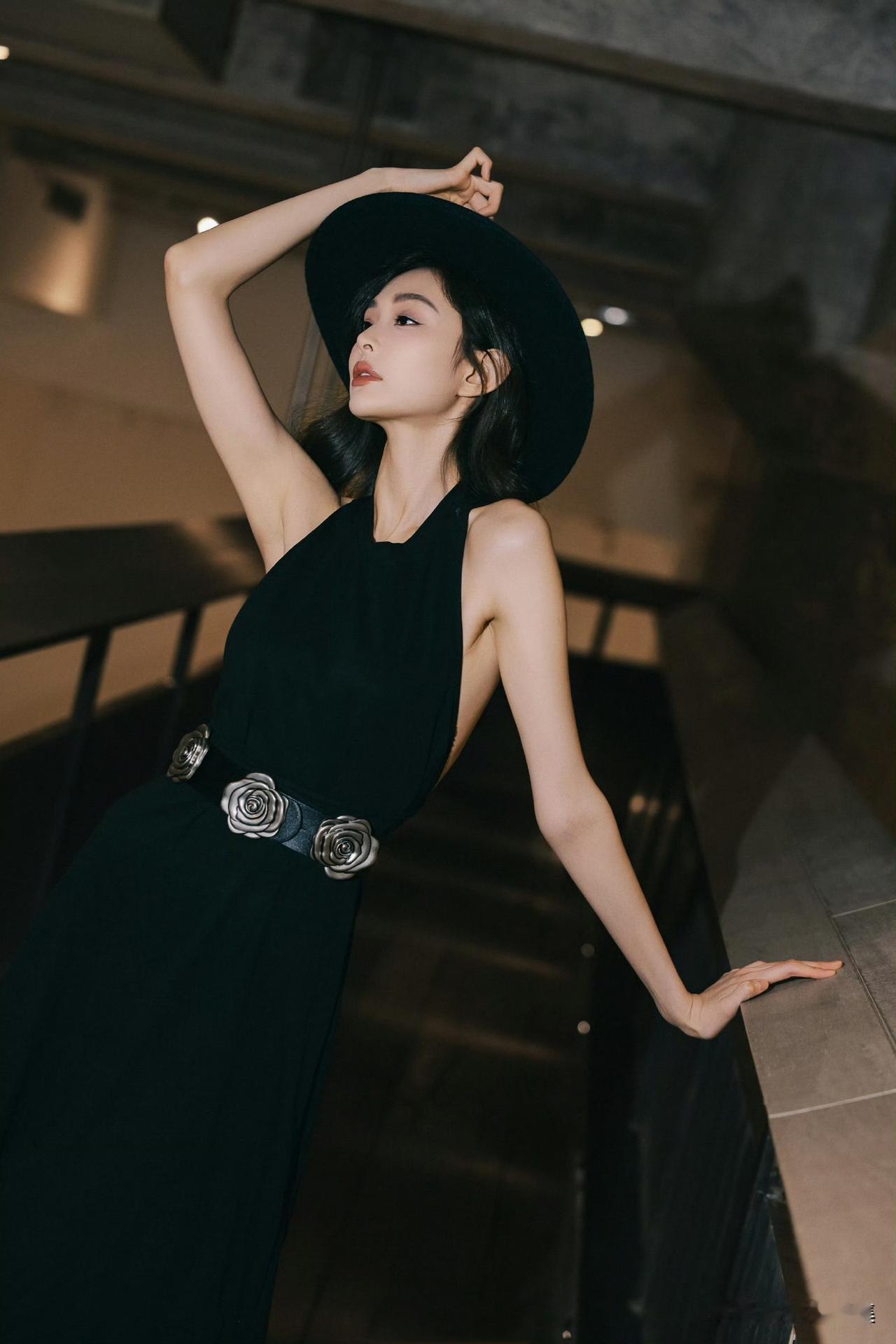 盖玥希露背黑裙写真封神！冷艳酷飒，绝美后背太惊艳✨
盖玥希这组复古黑裙大片氛围感