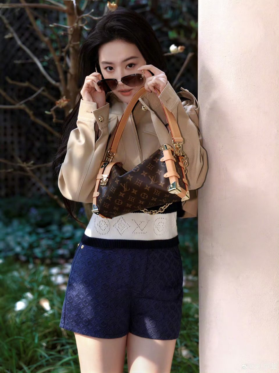 刘亦菲卡其色短外套 刘亦菲短款上衣配短裤 刘亦菲卡其色短外套 